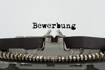 Eine Schreibmaschine und eine Bewerbung