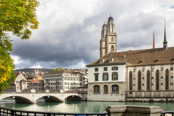 Fototapeta na wymiar Limmat and Grossmuenster, Zurich