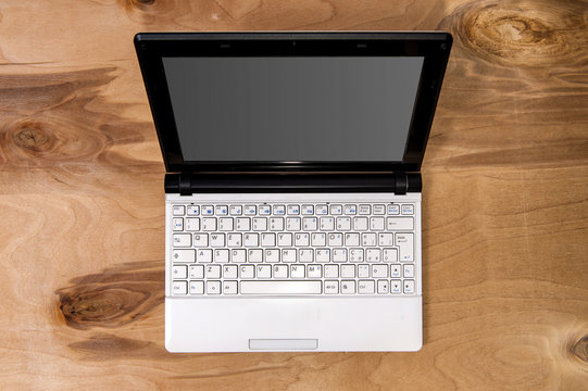 Laptop bianco dall'alto su legno