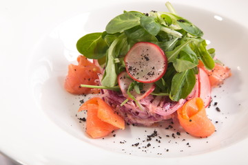 Salad with smoked salmon and vegetables