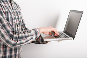 Naklejka premium Laptop with man hand isolated