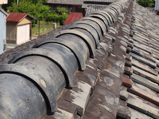古い日本家屋の瓦屋根
