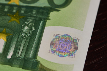 Hologramm auf einem 100 Euro Geldschein, Nahaufnahme