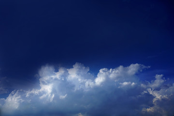 Obraz premium Clouds in the sky blue color with copy Space concept.