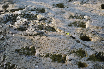 Bohrlöcher im Steinbruch verwittert