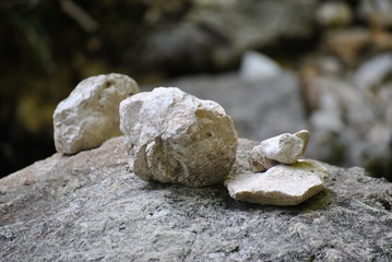 kleine Steine auf großem Stein