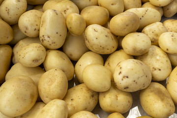 Cantidad de patatas, en venta en el mercado 