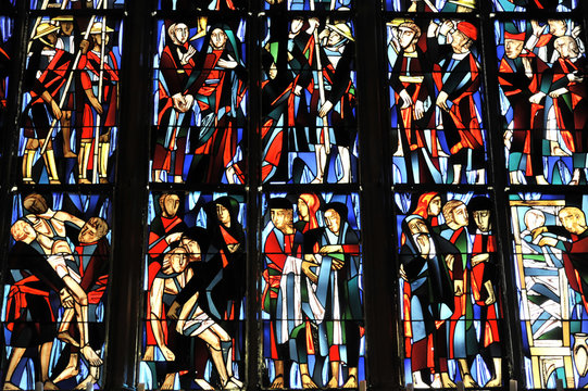 Kirchenfenster mit christlichen Motiven, Heilig-Kreuz-Münster, Baubeginn um 1315, Schwäbisch Gmünd, Baden-Württemberg, Deutschland, Europa © Egon Boemsch