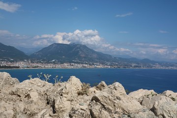 The mountain of the volcano on grisante the sea.