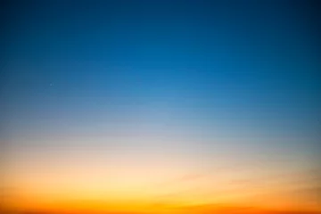 Selbstklebende Fototapete Himmel Sonnenuntergang am Himmel mit dramatischen Farben in Blau, Orange und Rot