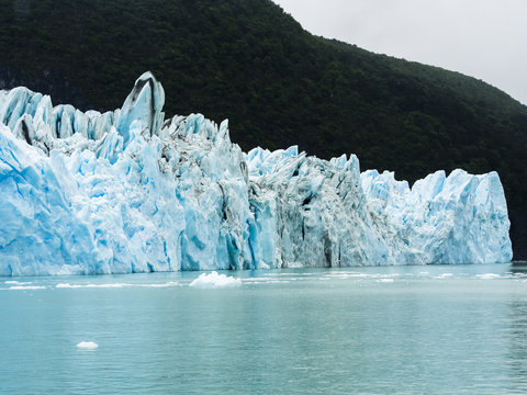 Argentina, Patagonia, El Calafate, Puerto Bandera, Lago Argentino, Parque Nacional Los Glaciares, Estancia Cristina, Spegazzini Glacier, iceberg
