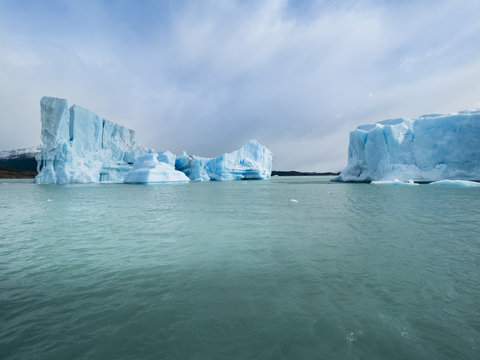 Argentina, Patagonia, El Calafate, Puerto Bandera, Lago Argentino, Parque Nacional Los Glaciares, Estancia Cristina, Spegazzini Glacier, iceberg