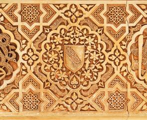 Primer plano de un detalle de las yeserías de la Alhambra de Granada; España