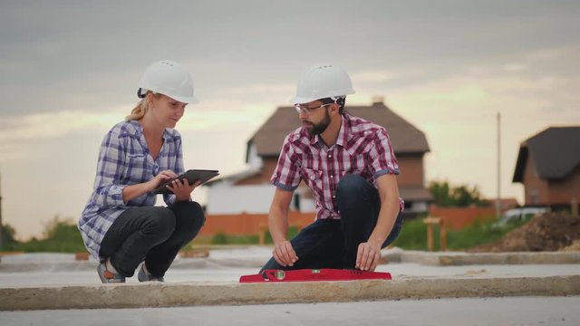 Engineers check the accuracy of building construction. Use the level and the tablet