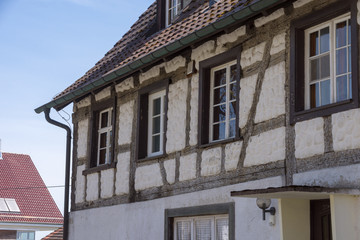 Fototapeta na wymiar Altes Fachwerkhaus im Schwarzwald neben Nachbarhaus