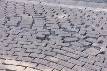 Einfahrt Betonpflaster Steine Verband ist verschoben mit breiten Fugen