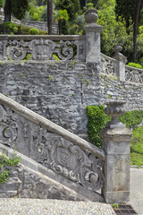Schöne Treppe im Park der Villa Monastero am Comer See 