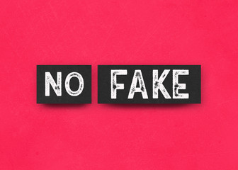Fake? Typographie auf Textur-Hintergrund