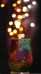 Kolorowy wazon ze światłami bokeh