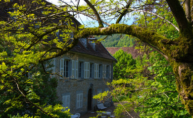 Altes Herschaftshaus an der Doubs in Frankreich