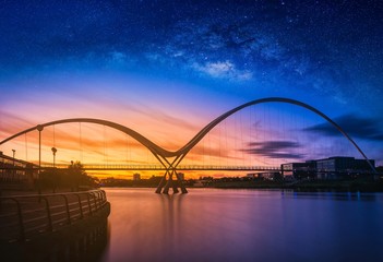 Paysage avec galaxie de la voie lactée sur le pont de l& 39 infini au coucher du soleil à Stockton-on-Tees, Royaume-Uni