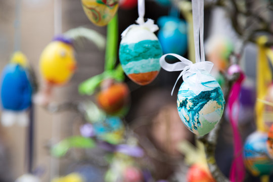 Ostereier h&auml;ngend auf Osterstrauch, Ostern