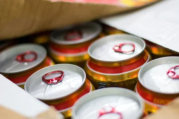 Foto auf Leinwand beer cans in crate beer © apichart609
