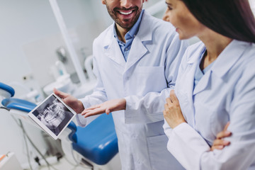doctors looking at digital tablet screen with x-ray