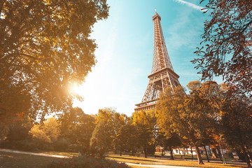 Zachód słońca z ogrodów w pobliżu Wieży Eiffla w Paryżu, Francja - obrazy, fototapety, plakaty