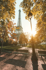 Zachód słońca w ogródach w pobliżu wieży eifla w Paryżu, Francja - obrazy, fototapety, plakaty