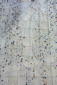 Kletterwand mit bunten Griffen f&uuml;r Hintergrund