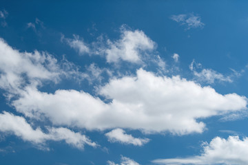 Obraz premium Closeup white fluffy cloud on blue sky