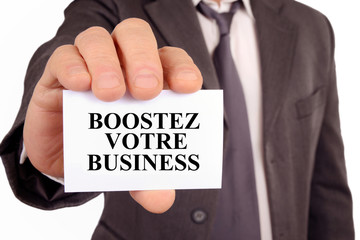 Homme tenant une carte sur laquelle est &eacute;crit boostez votre business