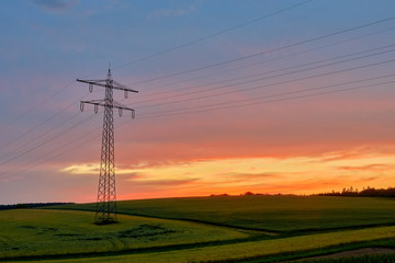 Stromleitung über Land am Abend