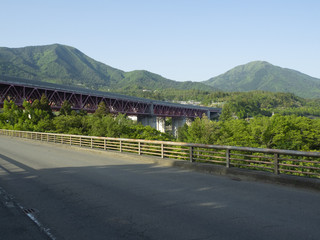 赤い大きな橋と山々