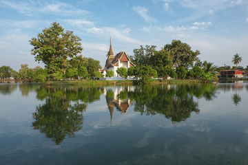 une petit temple bouddhiste qui ce refl&egrave;te sur un &eacute;tang dans le parc historique de sukhothai