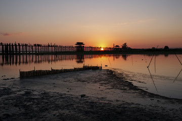 le fameux pont en bois de teck lors d&rsquo;un magnifique couch&eacute; de soleil dans la r&eacute;gion de mandalay 