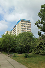 Typische modernisierte Wohnhäuser in Leipzig Bezirk Grünau mit blauen Himmel,Architektur aus der DDR aus den 70er und 80er Jahre des vorigen Jahrhunderts