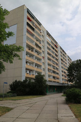 Typische modernisierte Wohnhäuser in Leipzig Bezirk Grünau mit blauen Himmel,Architektur aus der DDR aus den 70er und 80er Jahre des vorigen Jahrhunderts