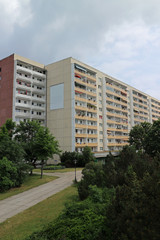 Fototapeta na wymiar Typische modernisierte Wohnhäuser in Leipzig Bezirk Grünau mit blauen Himmel,Architektur aus der DDR aus den 70er und 80er Jahre des vorigen Jahrhunderts