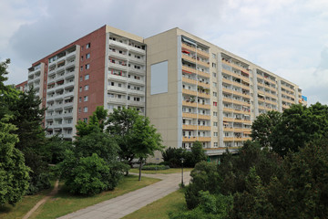 Typische modernisierte Wohnhäuser in Leipzig Bezirk Grünau mit blauen Himmel,Architektur aus der...