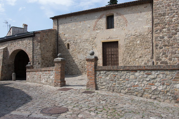 Arquà Petrarca, in provincia di Padova, Italia. Uno dei borghi più belli d'Italia. Oratorio della SS. Trinità e Loggia dei Vicari.