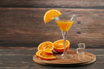 sok pomarańczowy w kieliszku z kostkami lodu
