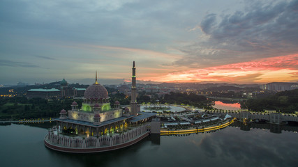 Fototapeta na wymiar Putra Mosque Malaysia, Putrajaya.