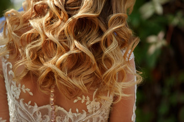 Naklejka premium Wedding hairstyle for bride, curly woman