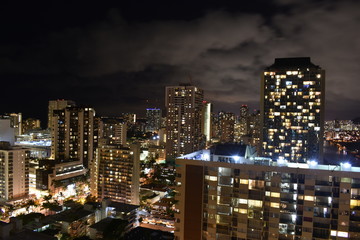 Obraz premium Waikiki Honolulu nachts