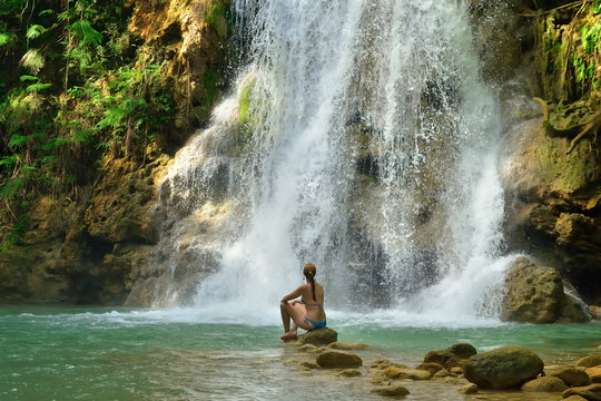 Fototapeta Tourist swimming in the Salto el Limon the waterfall located in the centre of the tropical forest, Samana, Dominikana Republic.