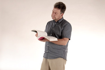 Ein Mann beim Buch lesen