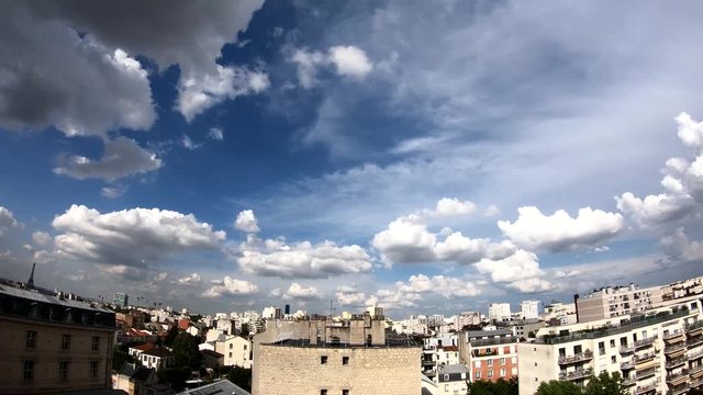 Time-lapse au dessus de la ville de Paris avec prises de vues larges de type fisheye.