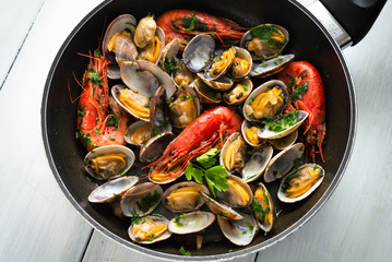 Padella con gamberi e vongole veraci con aglio e prezzemolo, Mediterranean Food